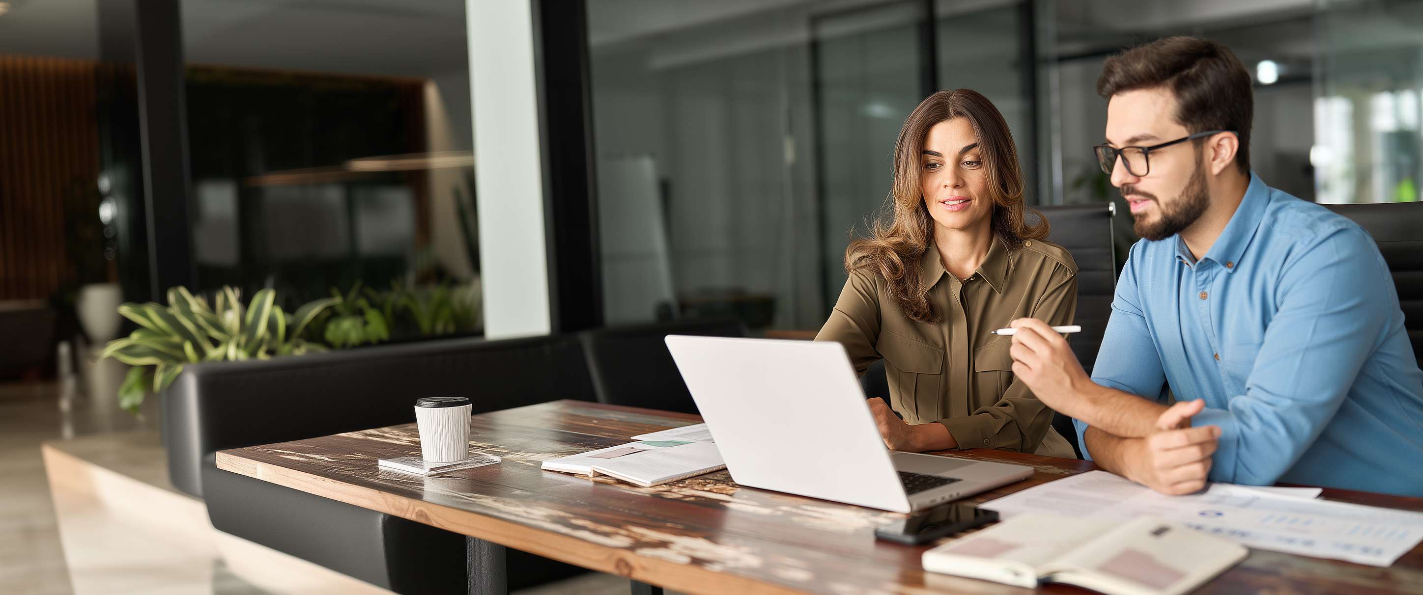 FirmenOnline: Personen schauen in ihre Laptops