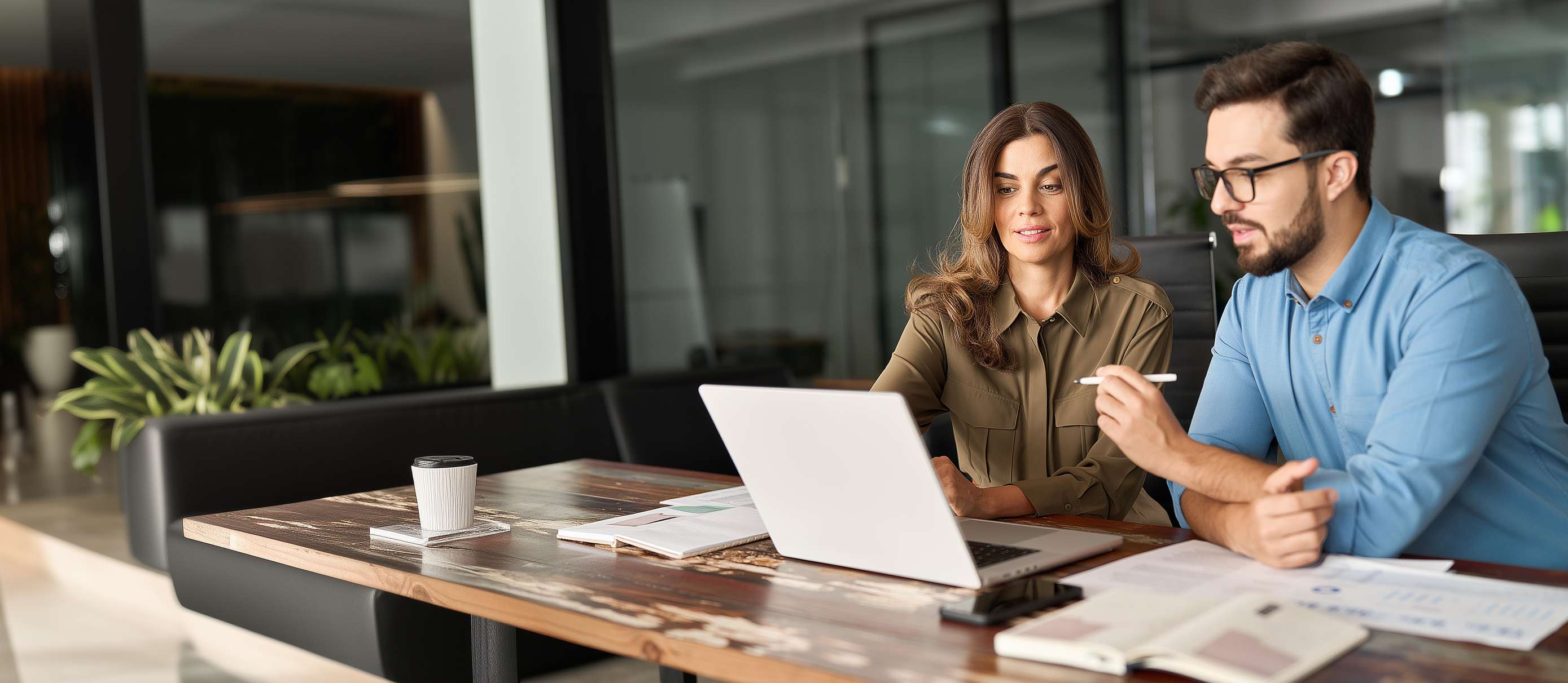 FirmenOnline: Personen schauen in ihre Laptops